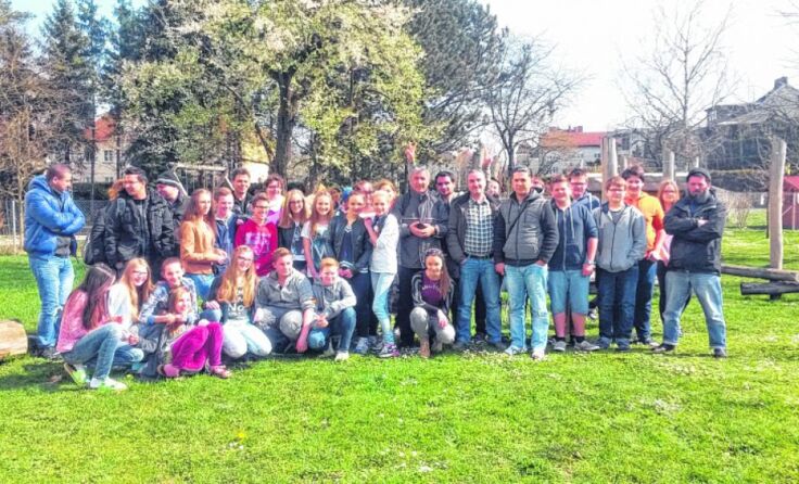 ´Gruppenbild der Flüchtlinge mit den Schülern