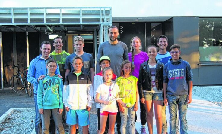  Adthe Nuhiu mit den Kids und Trainer der Taf-Tennis Academy