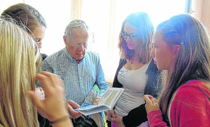 Frank Grunwald mit Schülern der Neuen Mittelschule Gunskirchen