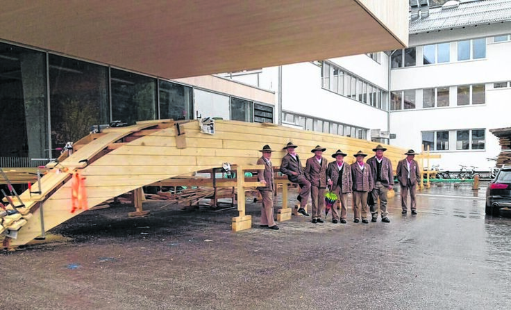 Die Mitglieder des Schiffervereins vor ihrem Salztrauner