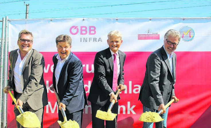 Bgm. Paul Mahr, LH-Stv. Reinhold Entholzer, Franz Bauer und VP-Labg. Walter Aichinger.
