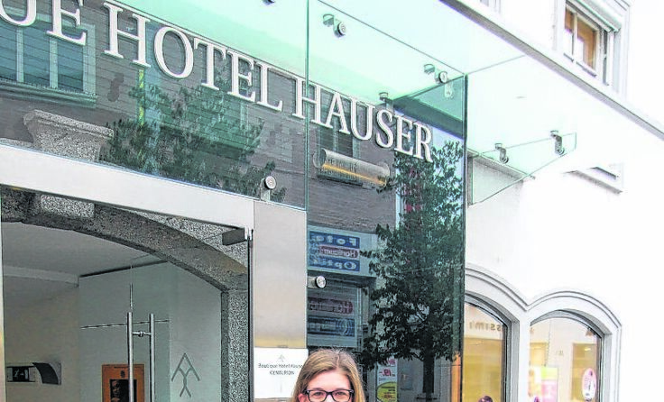 Sophie Schick vor dem Hotel