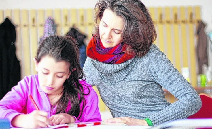 Bei den Schularbeiten helfen, lernen und begleiten.