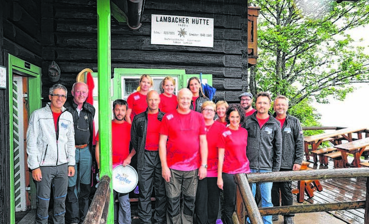Das Alpenverein-Lambach-Team vor ihrer Hütte Foto: Gibitz
