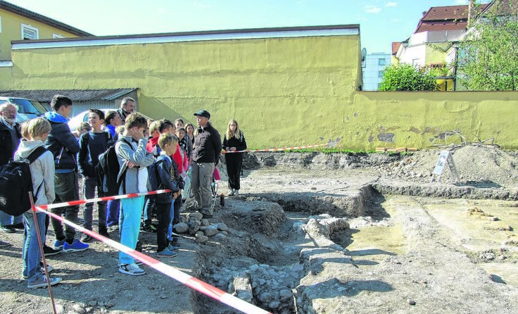 Kompetente Führung durch die Ausgrabungen am Sportplatz der Rainerschule