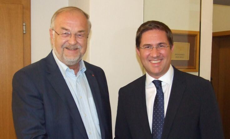 Hermann Wimmer (li.) gratuliert Andreas Rabl.