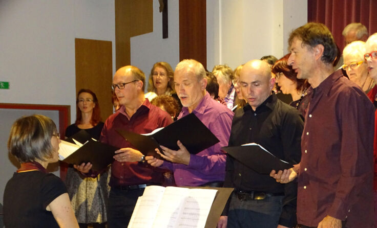 Chorleiterin Christl Neudorfer und Mitglieder des Chors bei der Arbeit