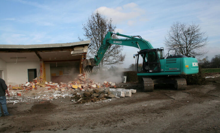Die Bagger bei ihrer Arbeit bei der nun ehemaligen Sportanlage. Foto: Stadt