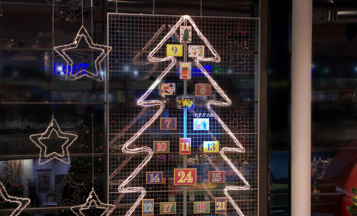 Der Adventkalender im max.center wartet auf die schönsten Indianerbilder.