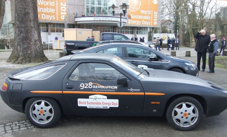 Die Automobile wurden genauestens unter die Lupe genommen.