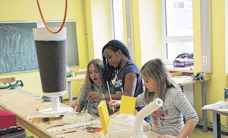 Die Schüler bei der künstlerischen Arbeit