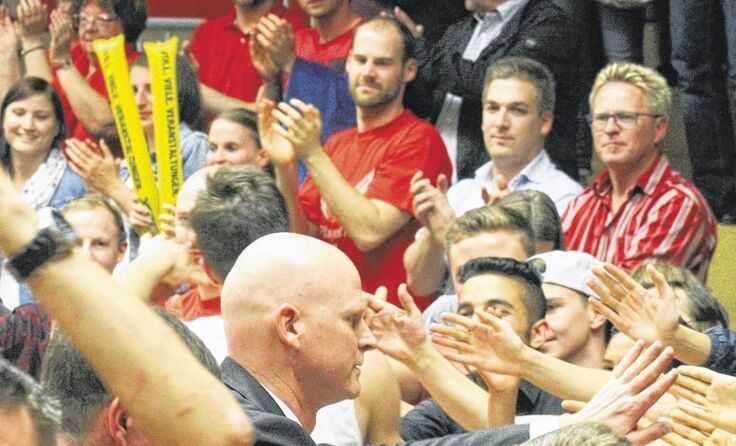 Coach Mike Coffin bedankte sich bei den Fans. Foto: Erhardt