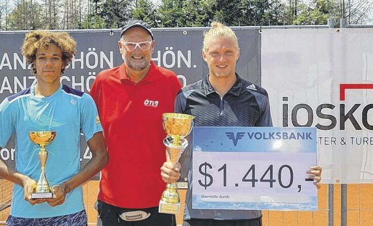 Lenny Hampel, Turnierdirektor Klaus Burndorfer, Sieger Robin Kern.