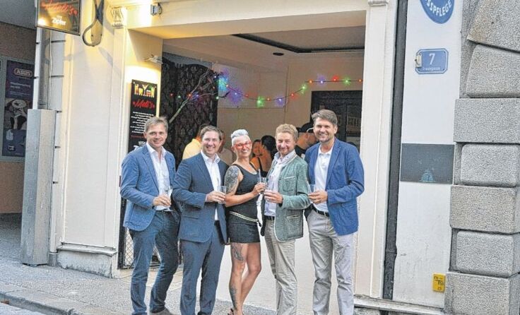 Das offizielle Wels zu Gast bei Meli vor ihrer Bar Fotos: Wels Marketing