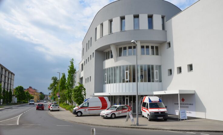 Die Zentrale des Welser Roten Kreuzes erstrahlt im neuen Licht.