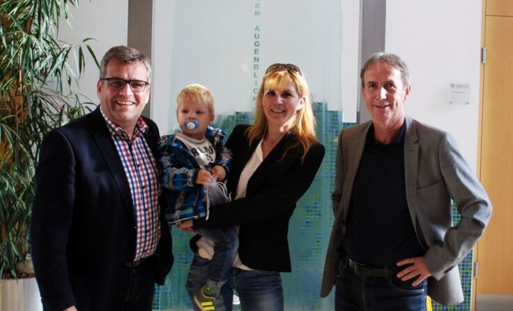 Bürgermeister Paul Mahr, Nicole Häuserer mit Sohn Leonard, Amtsleiter Mario Pichler