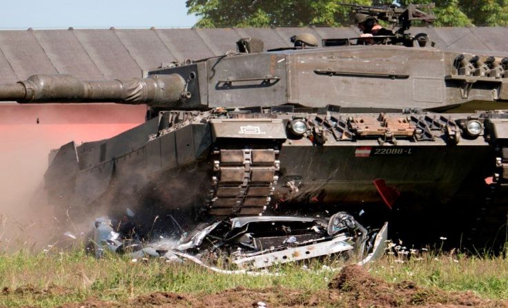 Der Leopard 2A4 legt einen PKW etwas tiefer. Fotos: Simader/Bundesheer