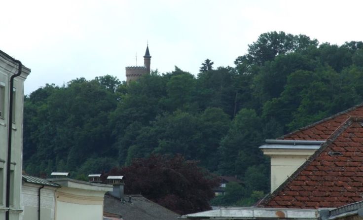 Die Marienwarte vom Welser Stadtplatz aus gesehen.
