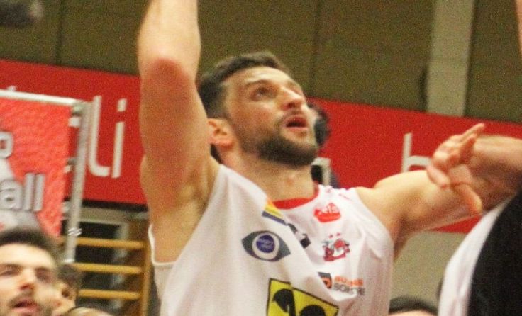 Lamesic hat für zwei Jahre unterschrieben und wird weiter für Wels Körbe verteilen. Foto: Erhardt