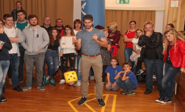 Calisthenics-Macher Thomas Haderer beim finalem Sechserwurf samt gespanntem Publikum.