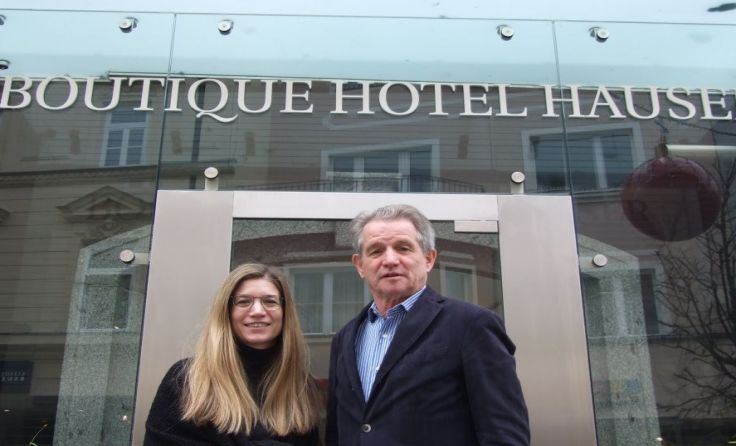 Sophie Schick und Edi Hauser vor ihrem Hotel