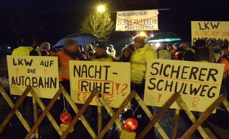 Plakate bei der Sperre in Weißkirchen.