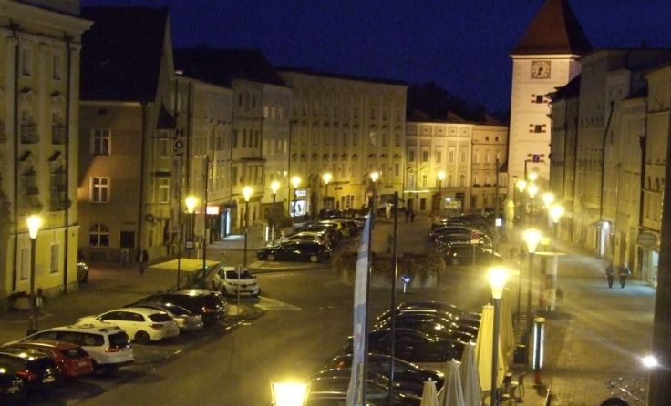 Die Beleuchtung am Welser Stadtplatz an einem Sonntagabend