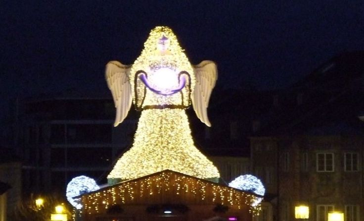 Das Christkind leuchtet über den Stadtplatz.