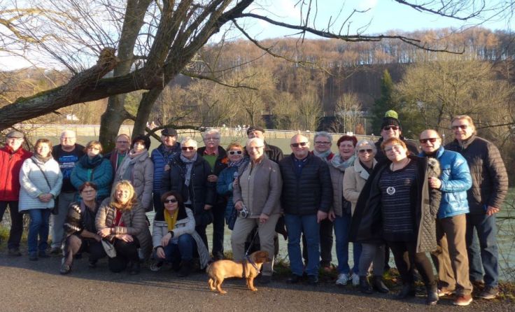 Die muntere Gruppe der Euroknacker mit vierbeiniger Begleitung.