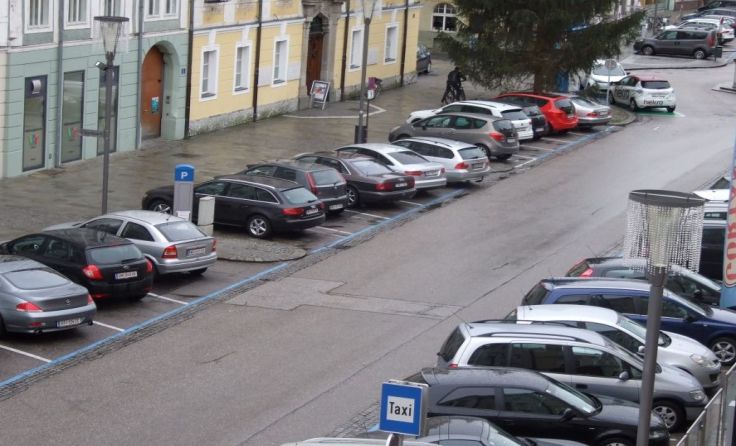 Es wird wieder intensiv über die Gebührenpflicht in der Welser Innenstadt diskutiert.