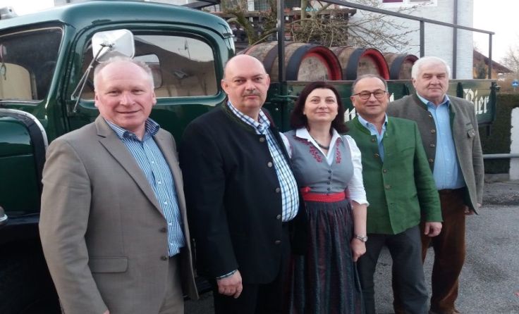Politik, Wirtsleute, Brauerei und Verpächter vor dem Bierwagen.