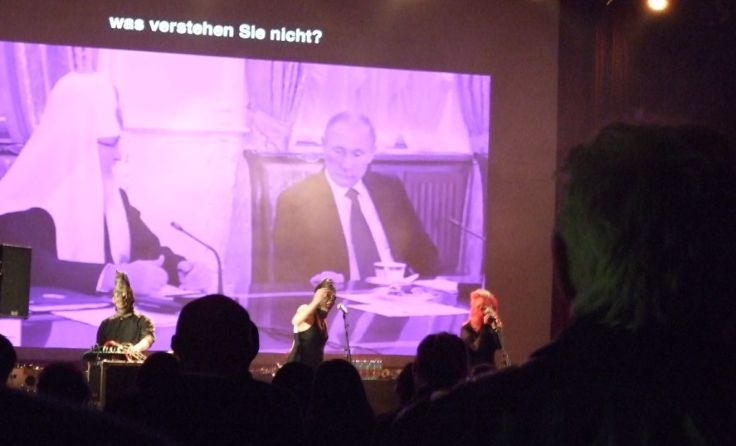 Kirche und Staat brüderlich vereint und Ziel des Protestes von Pussy Riot Theatre. 