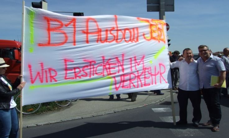 Bürgermeister Paul Mahr (re.) mit Demonstranten