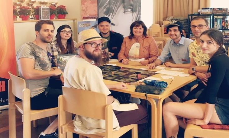 Voll konzentriert wird das Spiel nur kurz für ein Foto unterbrochen.