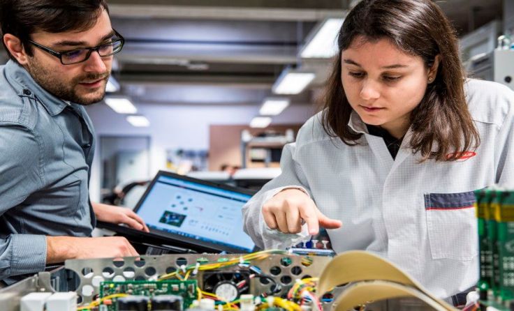 In überschaubaren Teams wird an Softwarelösungen der Zukunft gefeilt. Foto: Fronius