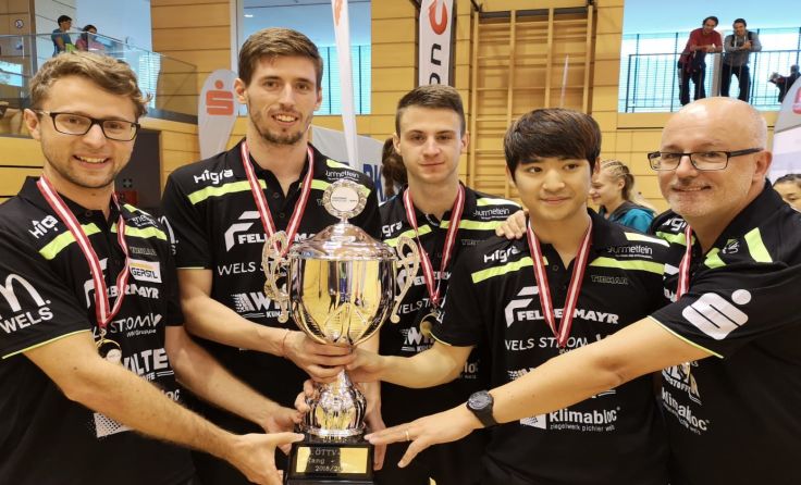 Das erfolgreiche Team mit dem schönen Pokal.