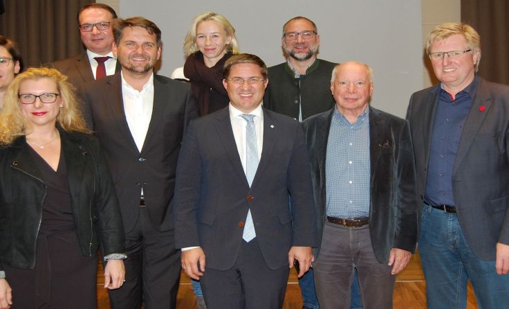 Poltik und Kulturverwaltung sowie Reinhard Kannonier (vorne 2 v.r.) Foto: Stadt Wels