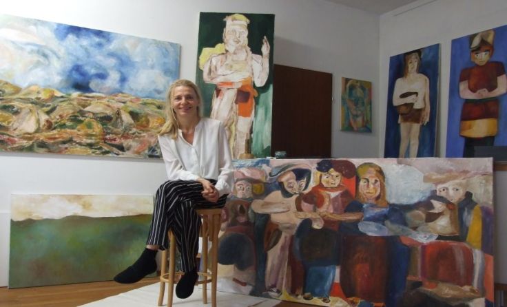 Karin Zorn inmitten ihrer Wächter in ihrem Wohnatelier in der Welser Hafergasse