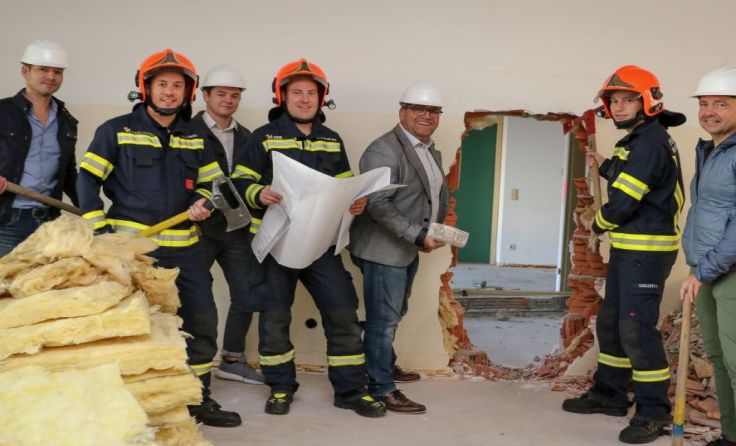 Die Bauarbeiten haben begonnen mit durchschlagendem Erfolg. FF Marchtrenk