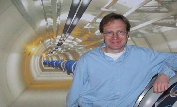 Werner Riegler vor der LHC Röhre Foto: Cern