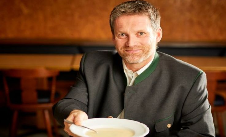 Erwin Hehenberger kostet auch die Suppen. Foto: OÖ.Tafel