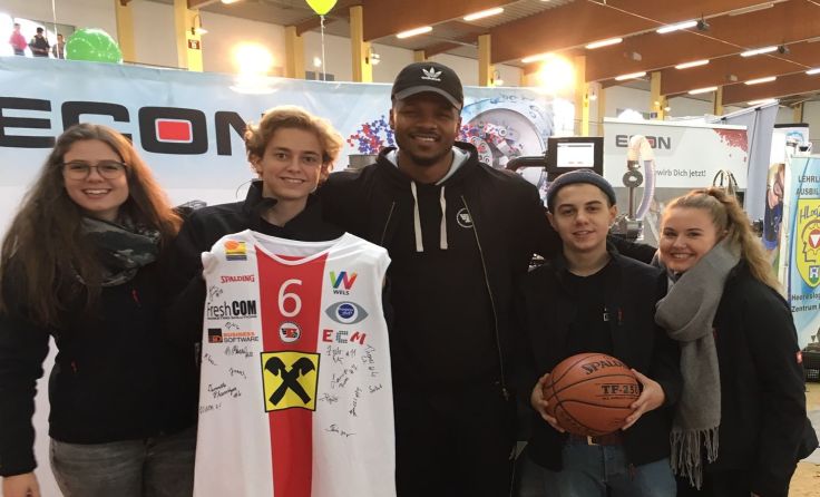 Demonte Flannigan bei der Lehrlingsmesse in Stadl-Paura. Foto: Privat