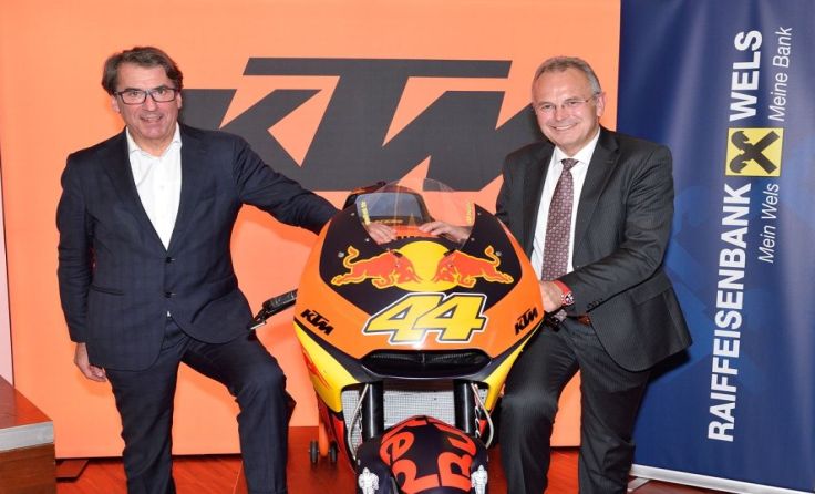 Stefan Pierer und Direktor Günter Stadlberger mit Rennmaschine Foto: Raiffeisenbank