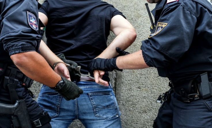 Es klickten die Handschellen. Symbolfoto: Weihbold