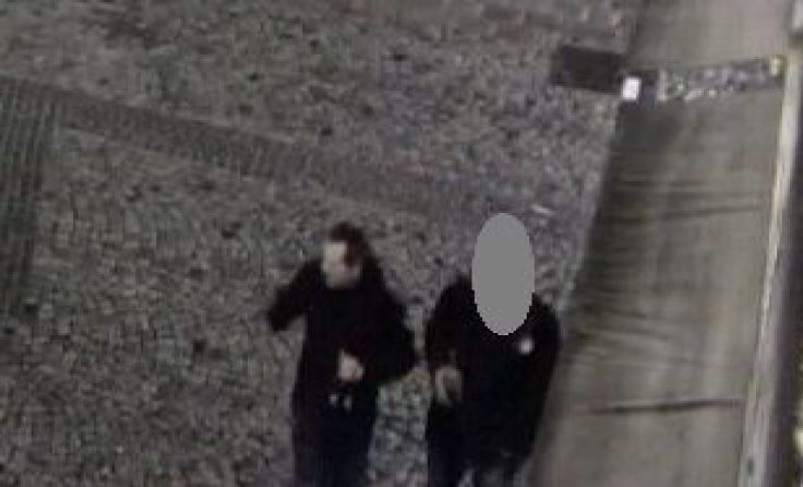 Bild aus einer Überwachungskamera am Stadtplatz. Wer kennt diesen Mann. Foto: LPD