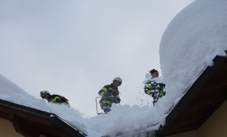 Die Kameraden waren auf den Dächern mit den Schneemassen beschäftigt. Fotos: BFKDO Wels-Land