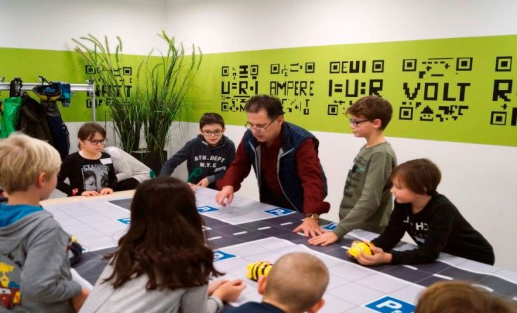 Unter Anleitung bei den Forscherwochen experimentieren. Foto: Welios