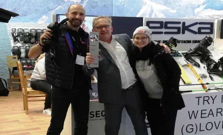 Thomas Emrich (mit Handschuh), Eska-Chef Paul Loos (Award), Mitarbeiterin. privat