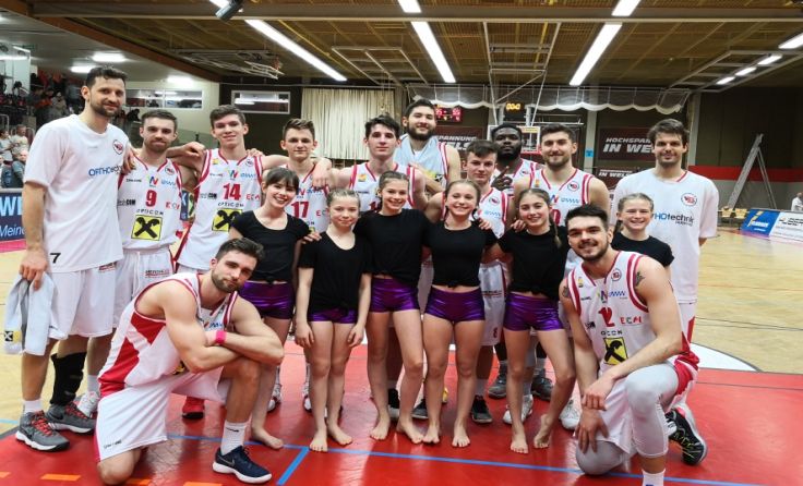 Die Herren Bundesliga-Basketballer und die jungen Turnerinnen des WTV Foto: Flyers