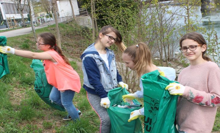 Viele Schüler helfen bei der Flursäuberungsaktion. Foto: Stadt Wels